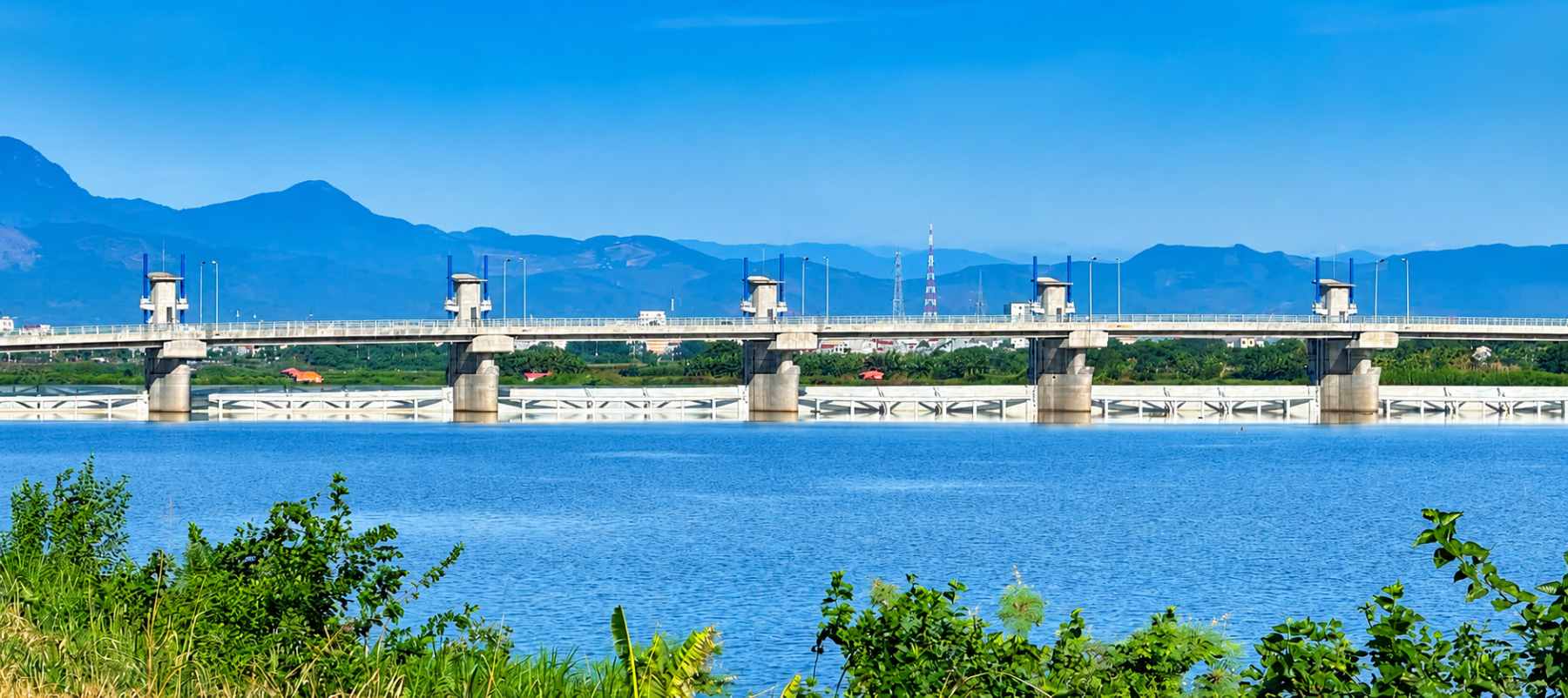 Đập dâng hạ lưu sông Trà Khúc là công trình thủy lợi kết hợp giao thông. Ảnh: Đông Giang