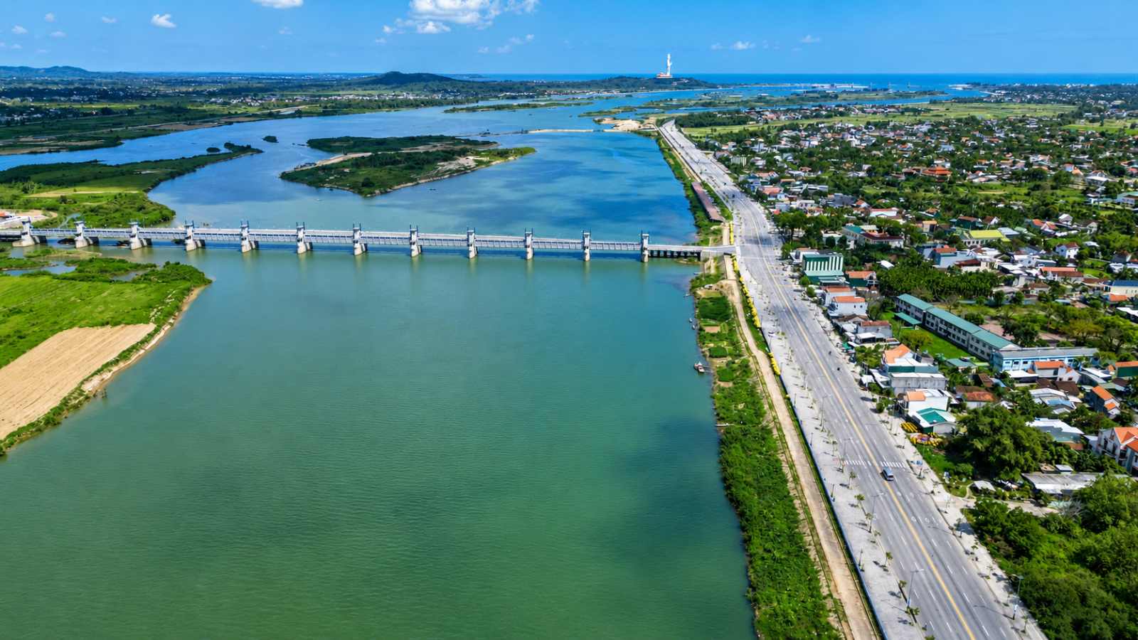 Dự án hoàn thành sẽ hạn chế xâm nhập mặn và khai thác quỹ đất phát triển đô thị dọc sông. Ảnh: Đông Giang
