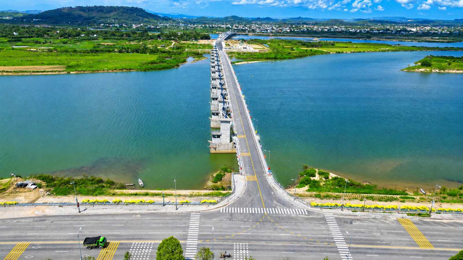 Công trình có tổng chiều dài khoảng 1.400 m, trong đó phần cầu dài hơn 970 m. Ảnh: Đông Giang