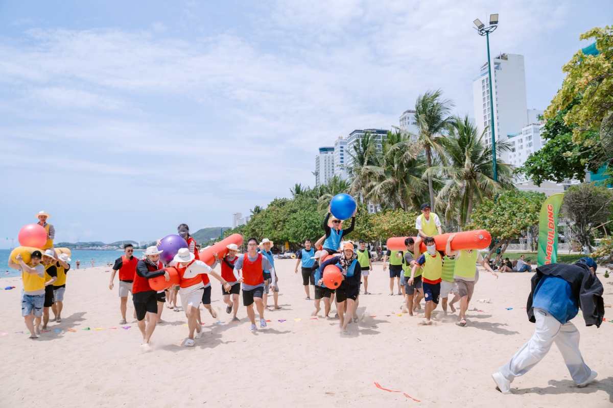 Khách du lịch Nha Trang dịp hè. Ảnh: Vietluxtour