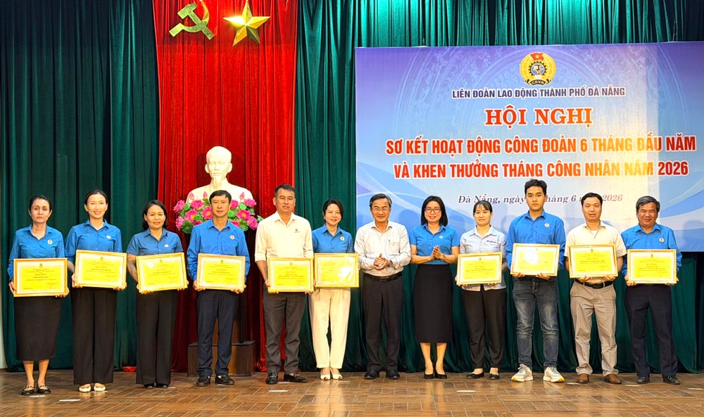 Da Nang City Labor Federation awarded Certificates of Merit to 10 collectives and 10 individuals who have made outstanding achievements in the Workers' Month activities in 2026. Photo: Da Nang Trade Union