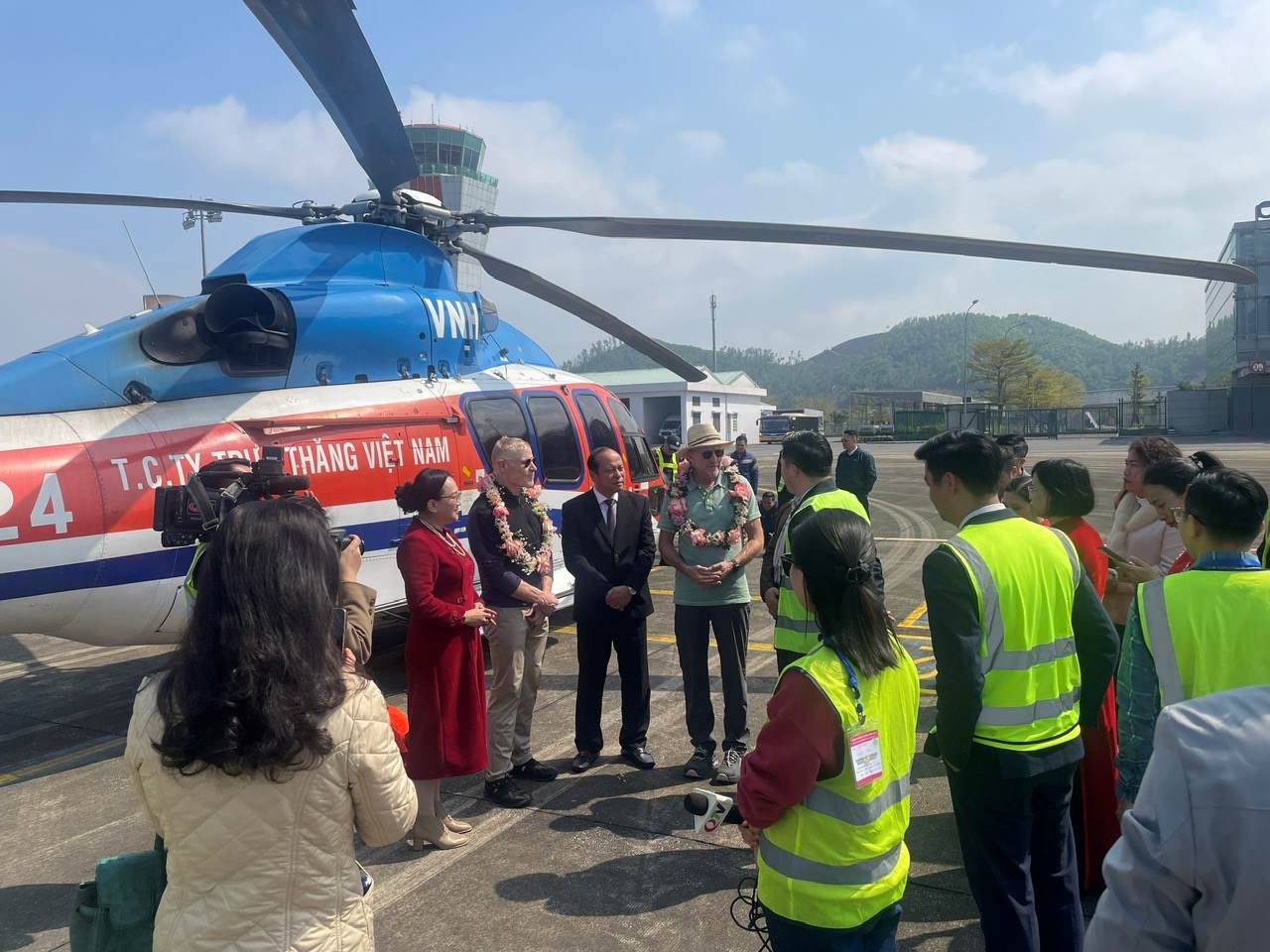 Trực thăng đưa 2 du khách triệu phú Mỹ hạ cánh xuống Sân bay quốc tế Vân Đồn năm 2025. Ảnh: Nguyễn Hùng