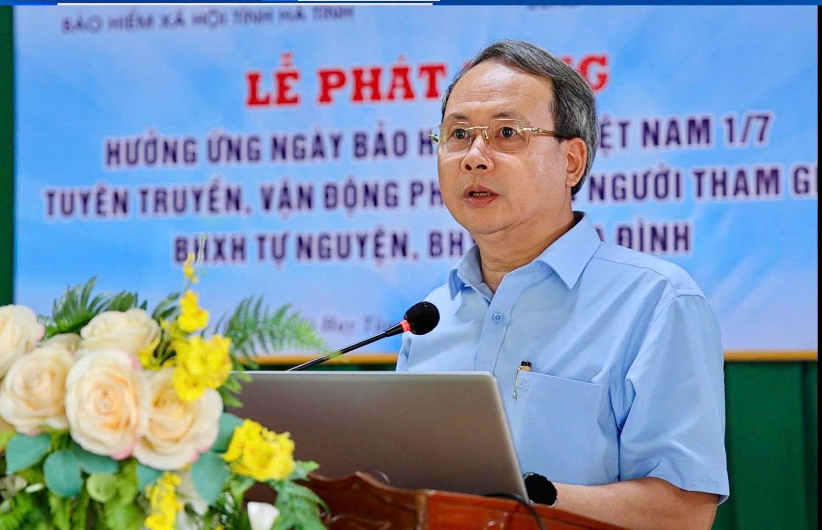 Mr. Nguyen Xuan Quynh - Deputy Director of Ha Tinh Provincial Social Insurance launched a response to Vietnam Health Insurance Day. Photo: Nhu Hoa