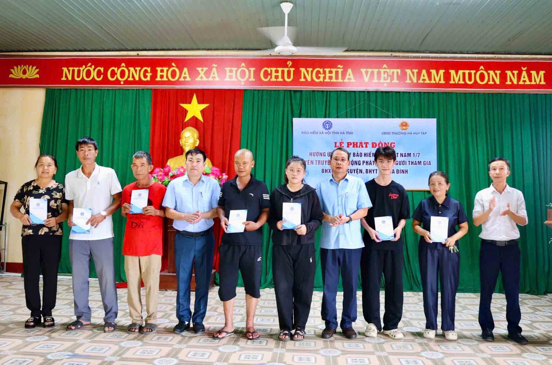 Tặng thẻ BHYT cho các hoàn cảnh khó khăn ở phường Hà Huy Tập. Ảnh: Như Hoa