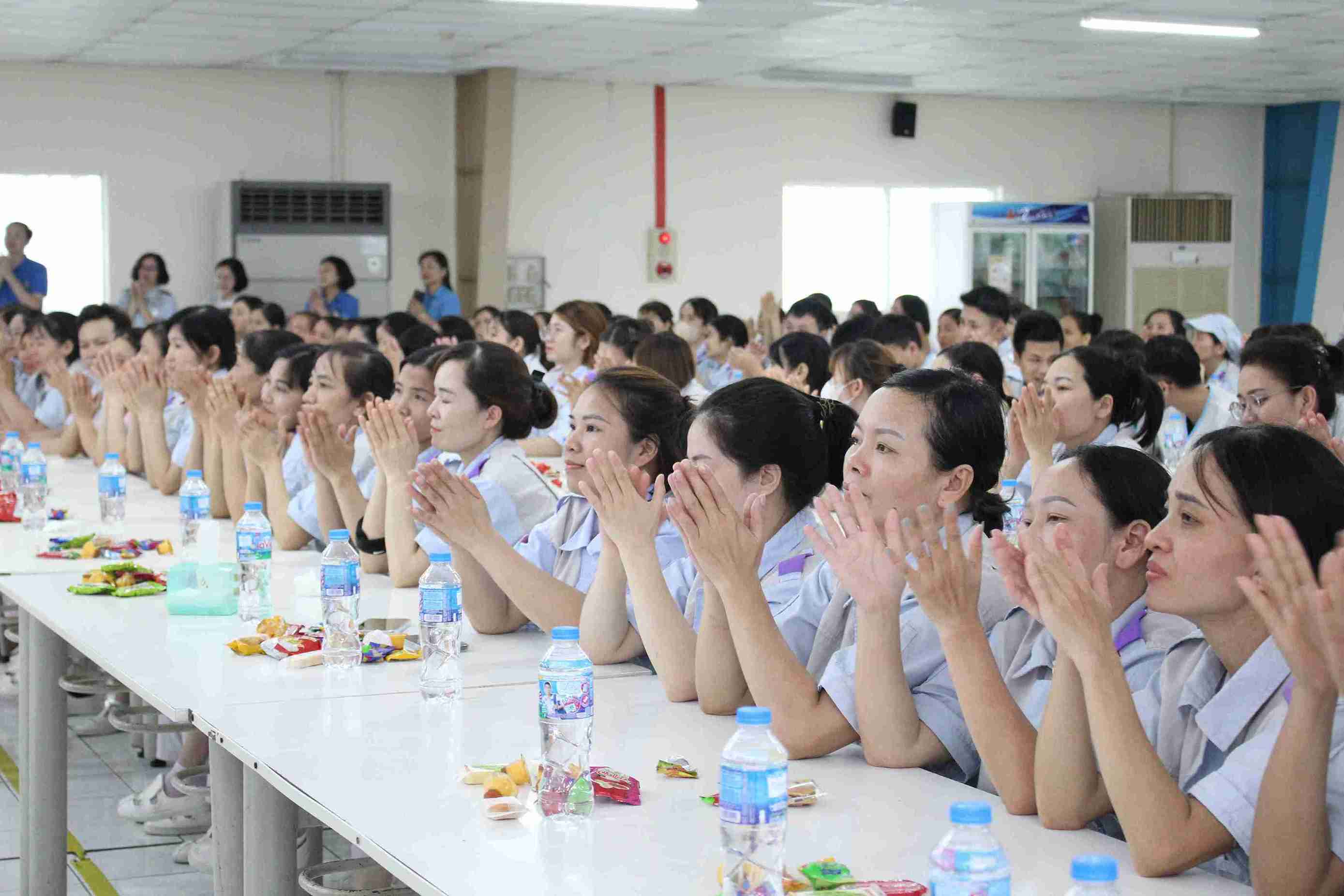 Công nhân Công ty TNHH điện tử Meiko Hải Dương Việt Nam tham dự chương trình tuyên truyền pháp luật lao động.