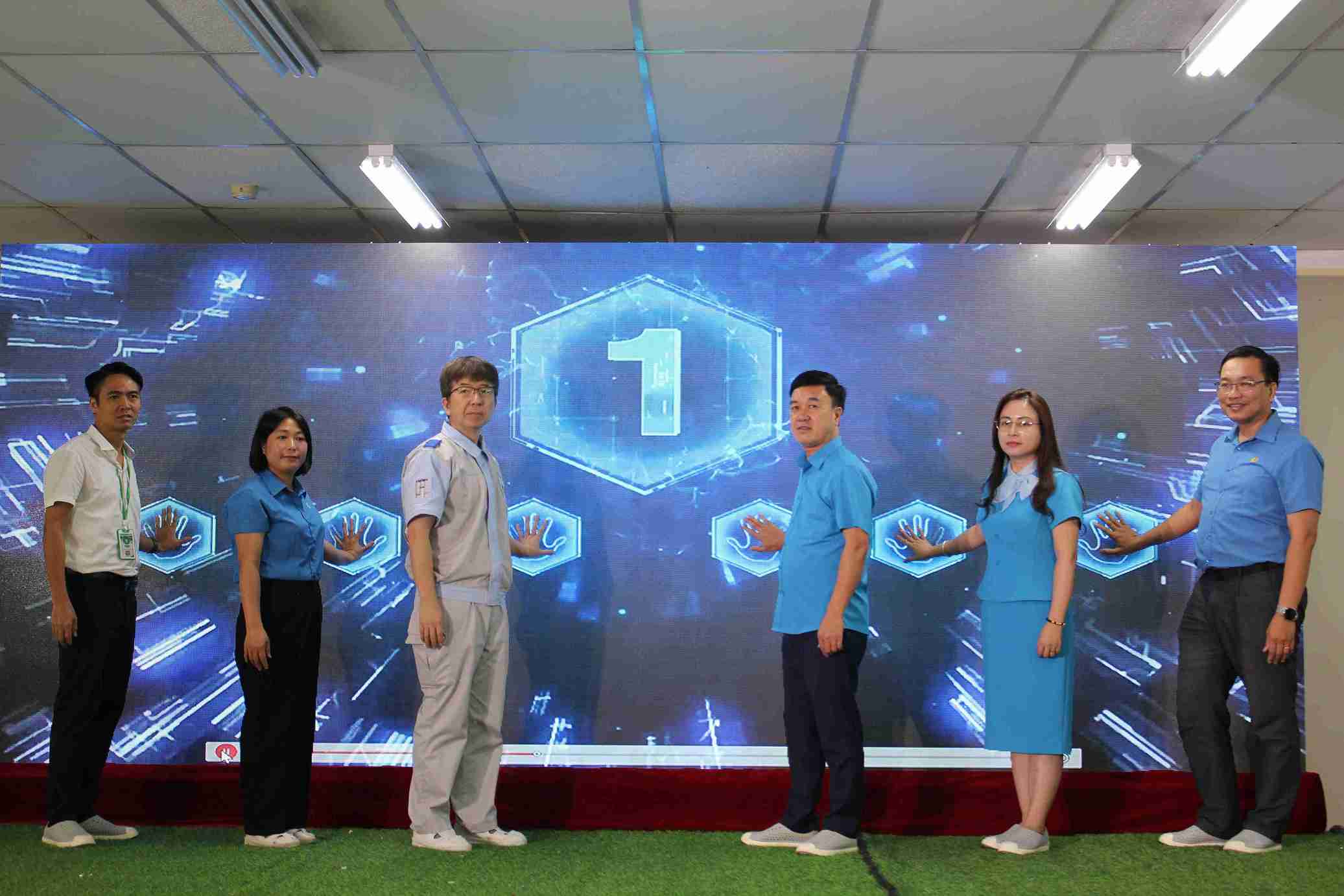 Đại biểu thực hiện nghi thức ra mắt mô hình “Công đoàn cơ sở xã hội chủ nghĩa” tại Công ty TNHH điện tử Meiko Hải Dương Việt Nam.