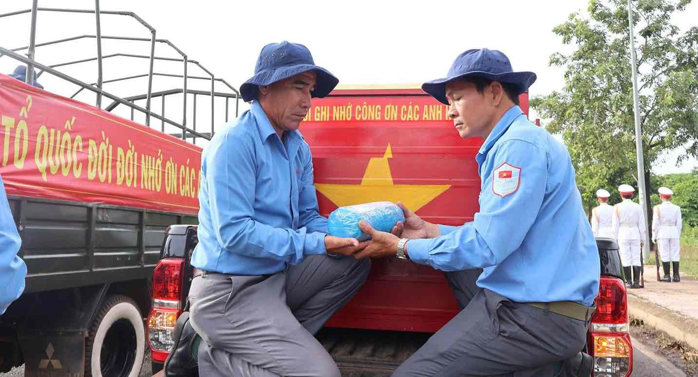 Dong Nai City welcomes 62 sets of remains of martyrs from Cambodia back home. Photo: Dong Nai Military Command