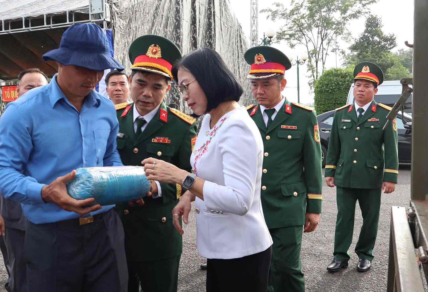 Phó chủ tịch UBND thành phố, Trưởng ban Chỉ đạo 515 thành phố Đồng Nai Nguyễn Thị Hoàng trực tiếp đón các hài cốt liệt sĩ về nước. Ảnh: Bộ CHQS Đồng Nai