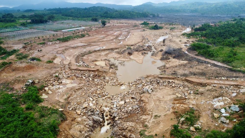 Tuy Phong Commune People's Committee will organize for people to directly and by flycam monitor the lakes on Tan Lai mountain after the lake breach incident in November 2025. Photo: Duy Tuan
