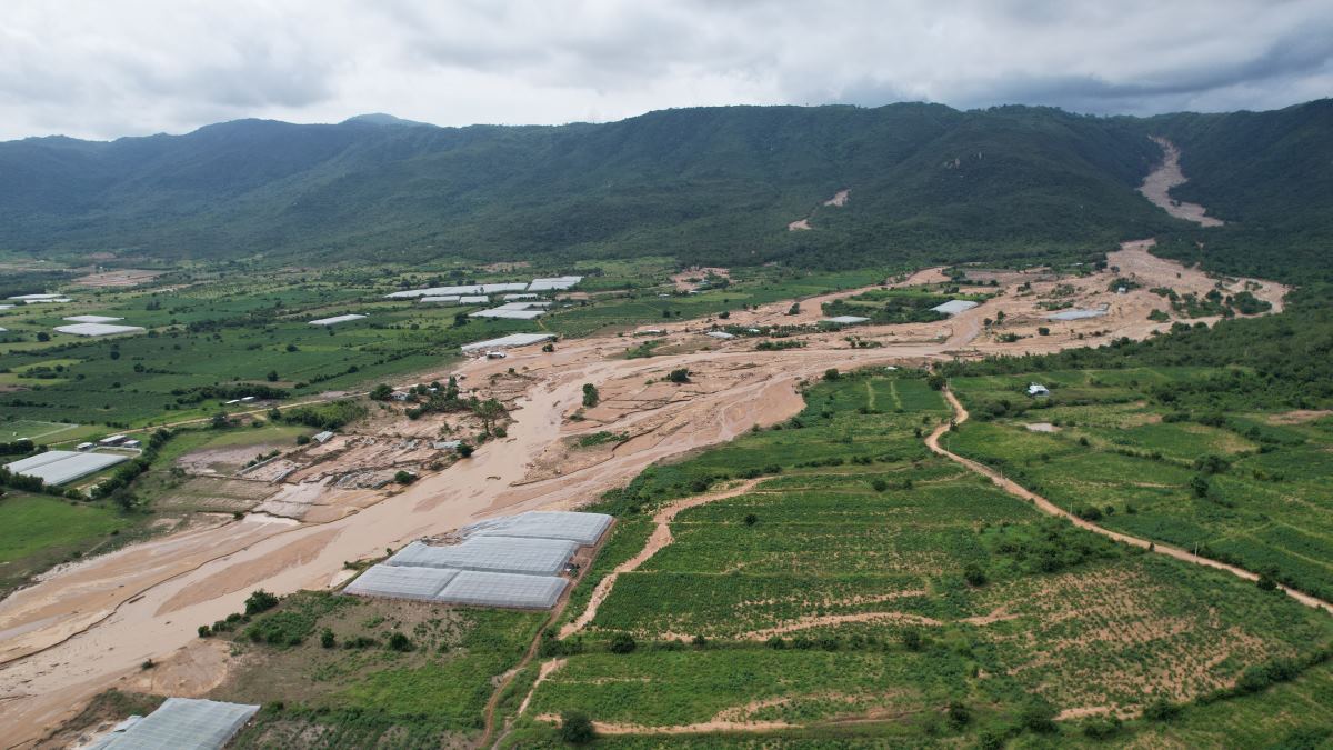 Hiện trường vụ vỡ hồ chứa trên núi Tân Lai gây thiệt hại tài sản người dân hồi tháng 11.2025. Ảnh: Duy Tuấn 