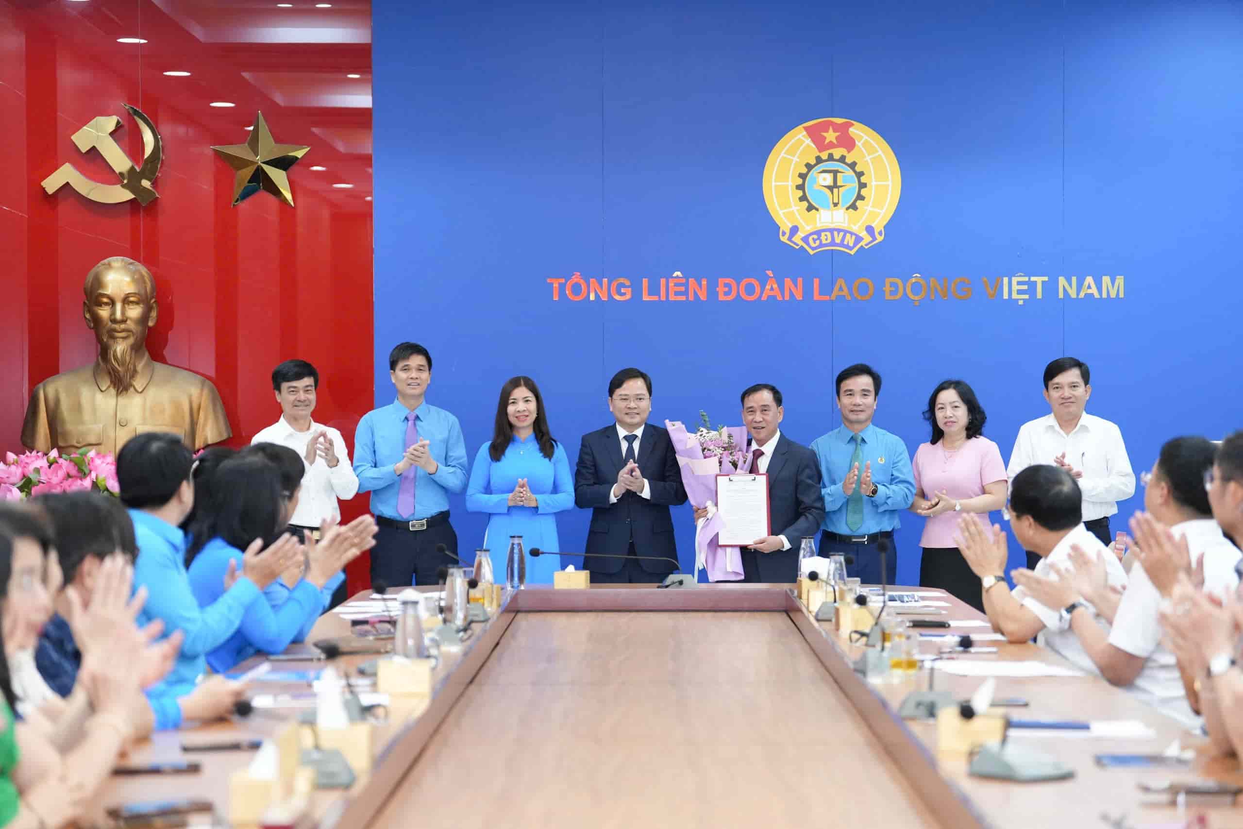 Chairman, Standing Vice Chairman, and Vice Chairmen of the Vietnam General Confederation of Labor take souvenir photos with leaders and officials of Vietnam Trade Union Guesthouse Co., Ltd. Photo: Huu Chanh.