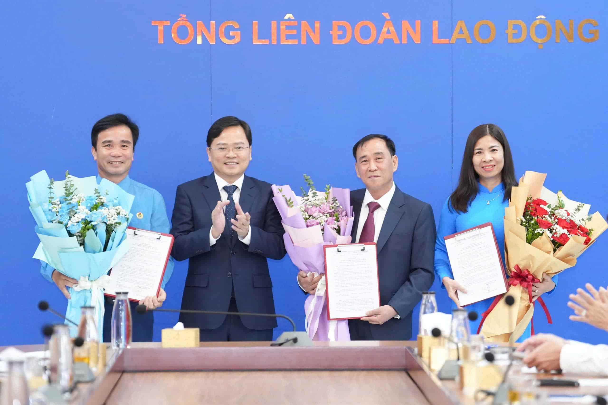 Ông Nguyễn Anh Tuấn - Ủy viên Trung ương Đảng, Chủ tịch Tổng Liên đoàn Lao động Việt Nam (thứ 2 từ trái qua) chúc mừng cán bộ Công ty TNHH một thành viên Nhà khách Công đoàn Việt Nam Ảnh: Hữu Chánh. 