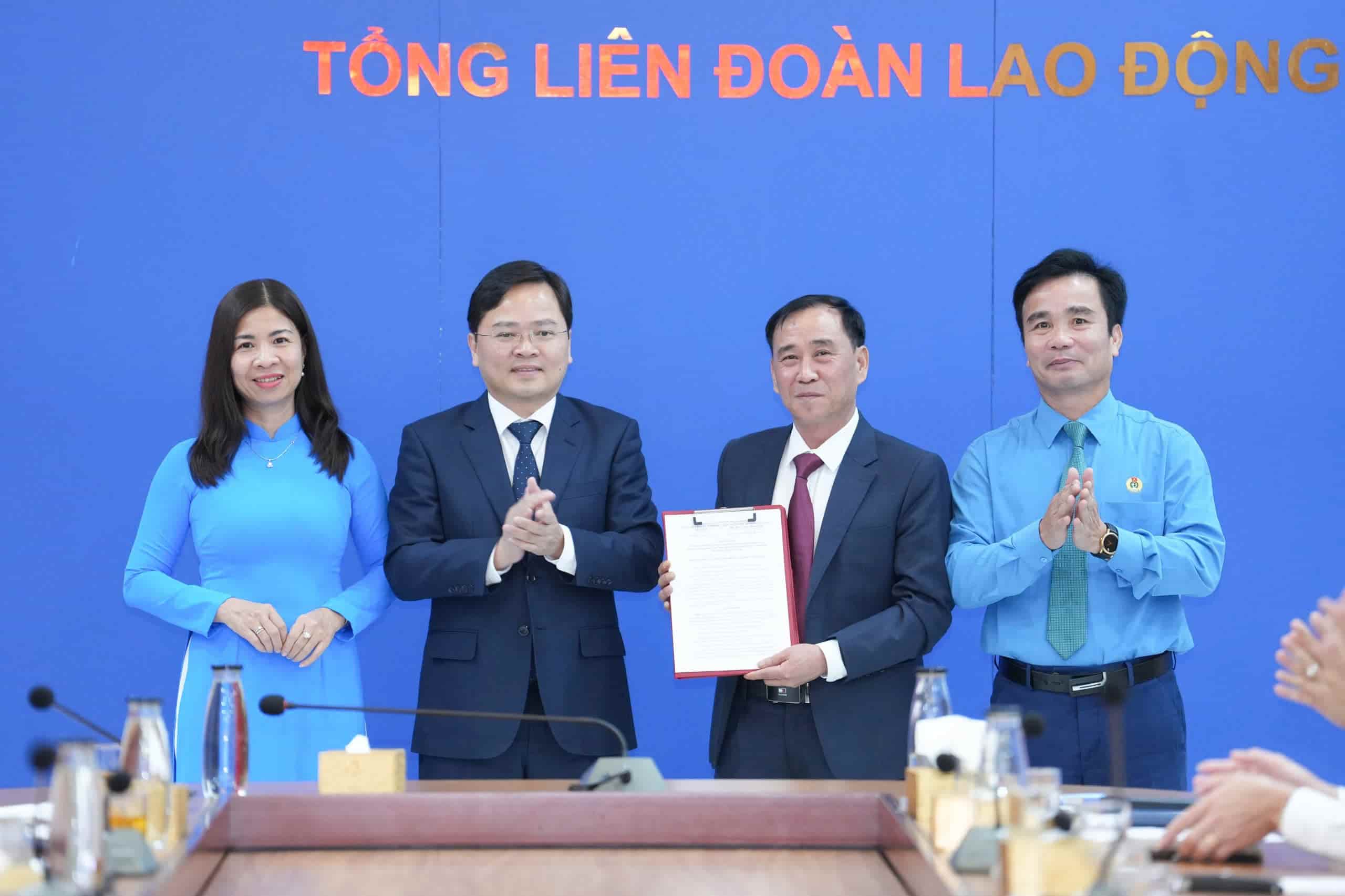 Ông Nguyễn Anh Tuấn - Ủy viên Trung ương Đảng, Chủ tịch Tổng Liên đoàn Lao động Việt Nam (thứ 2 từ trái qua) trao quyết định thành lập Công ty TNHH MTV Nhà khách Công đoàn Việt Nam. Ảnh: Hữu Chánh.