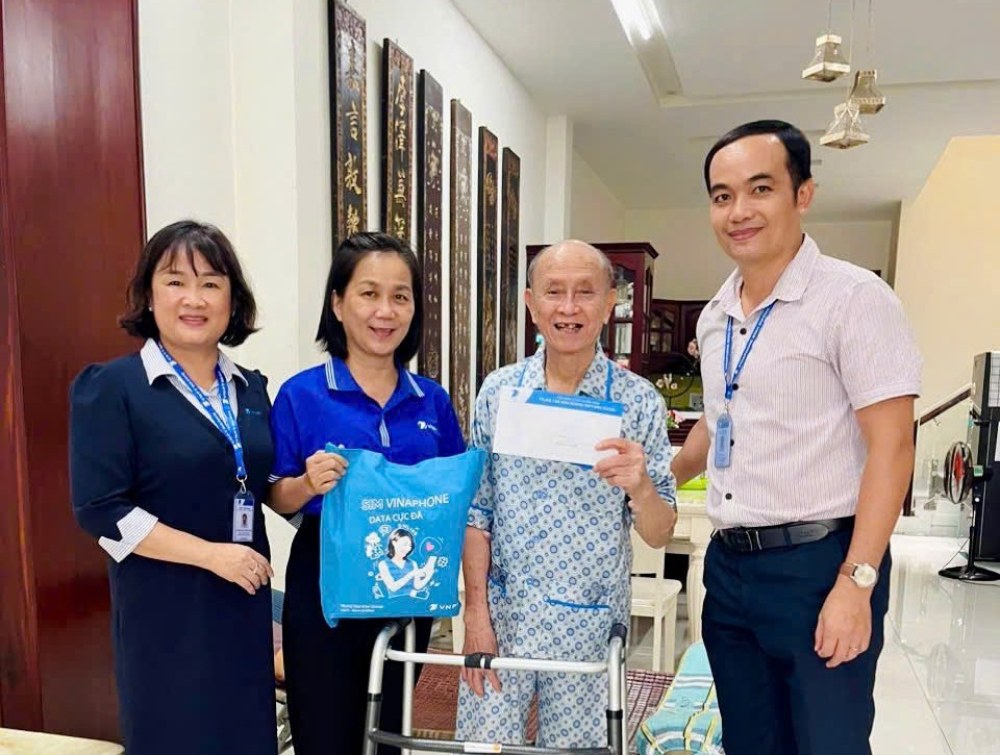 Trade union levels under the VNPT Trade Union implement many gratitude activities to celebrate the 79th anniversary of War Invalids and Martyrs' Day. In the photo, the VNPT Binh Duong Trade Union expresses gratitude to policy families on the occasion of War Invalids and Martyrs' Day 2025. Photo: Truong Cong Nhat Long