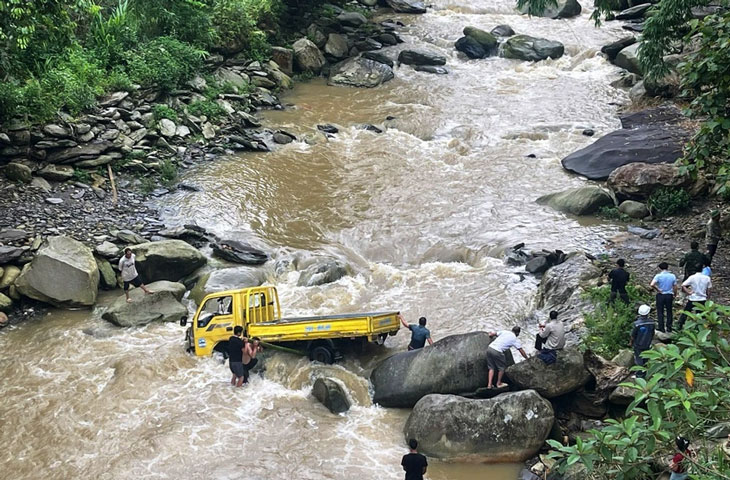 Ô tô mắc kẹt giữa suối. Ảnh: CACC  