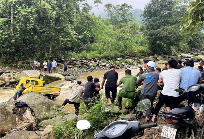 Police and people rescue the car in the flood stream. Photo: CACC