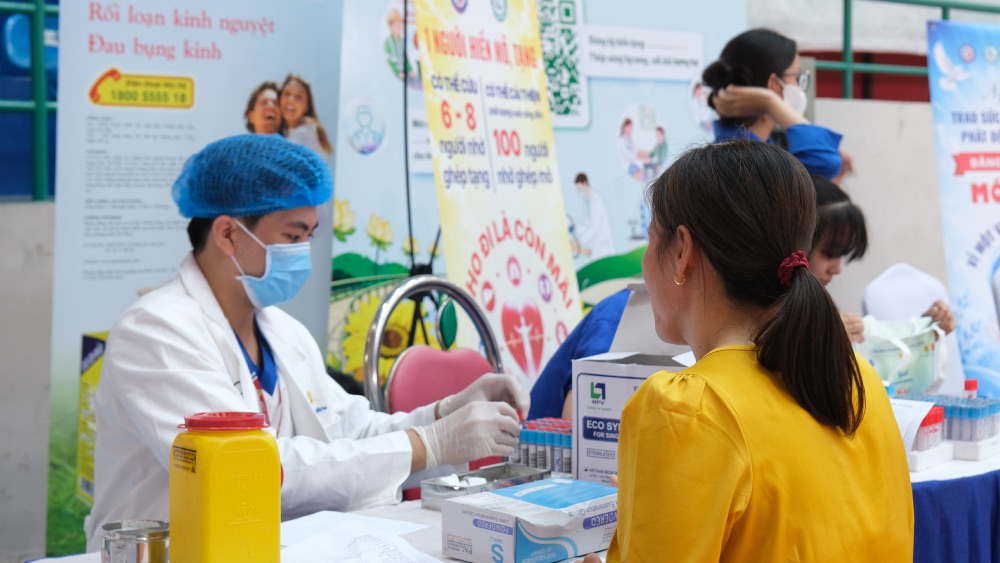 Due to psychological hesitation, many female workers silently endure women's diseases. Photo: Han Lam.