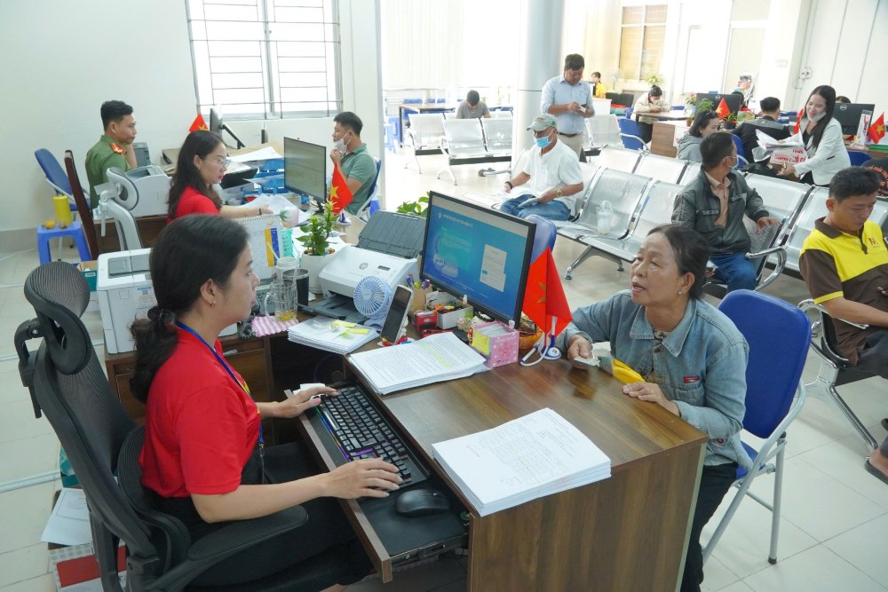 Decree No. 235/2026/ND-CP stipulates contracts for performing work in public non-business units. In the photo, officials of the Can Tho City Public Administration Service Center resolve administrative procedures for people. Photo: Ta Quang