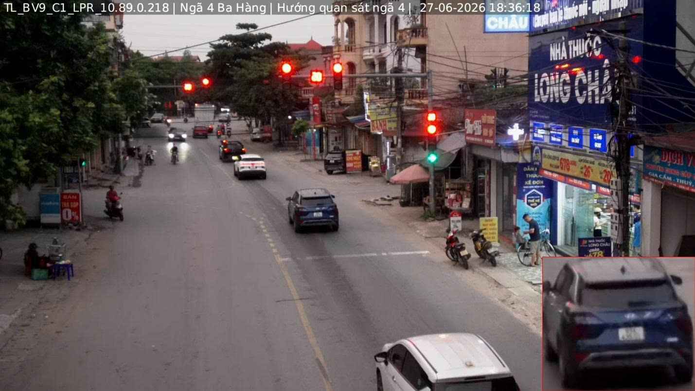 Camera records many turns of vehicles being fined remotely. Photo: Hung Yen Provincial Police