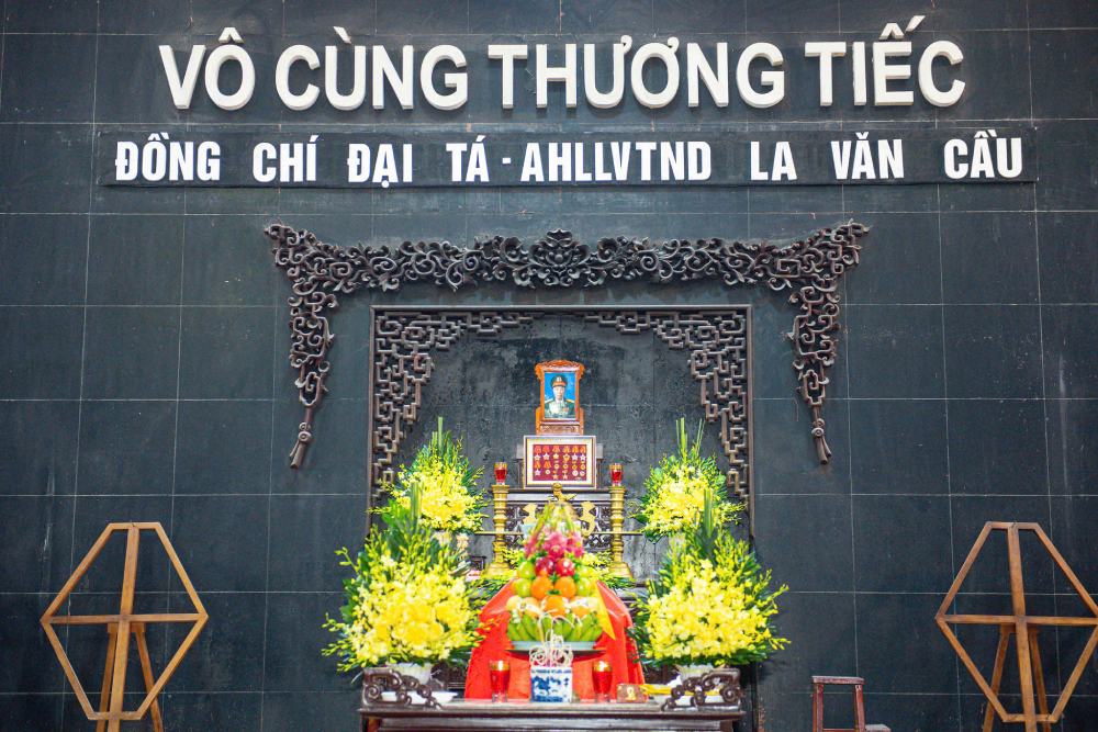 Lễ tang Đại tá, Anh hùng lực lượng vũ trang nhân dân La Văn Cầu. Ảnh: Ái Vân