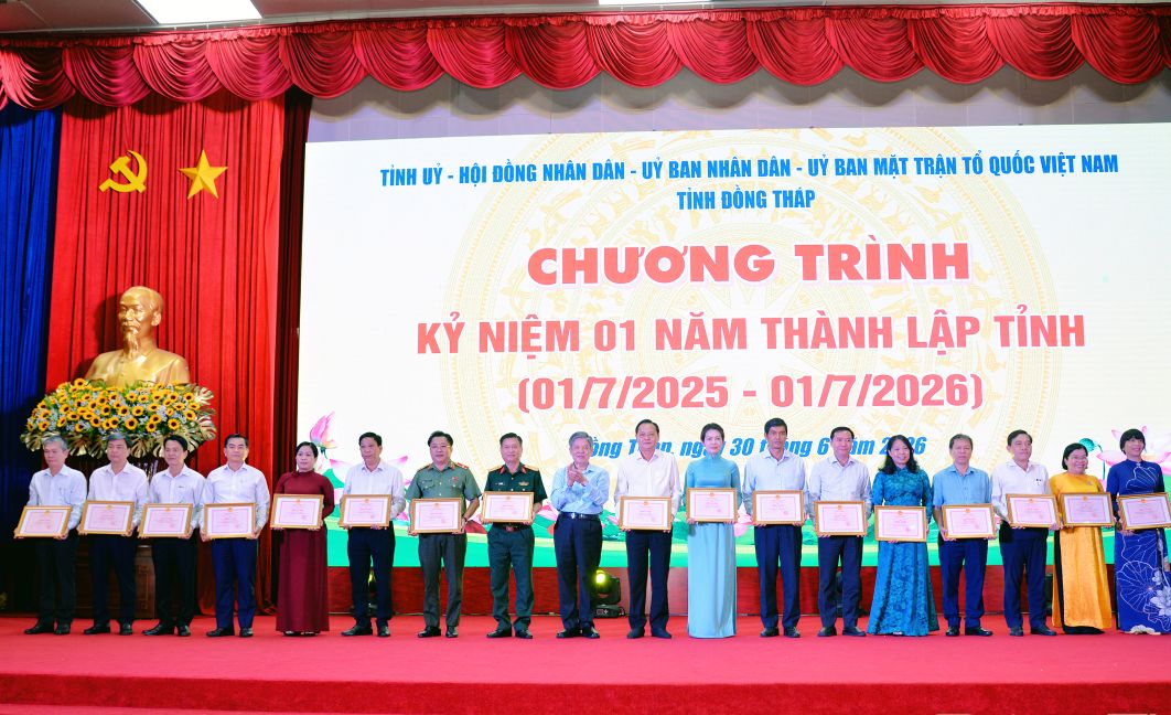 Provincial Party Secretary Ngo Chi Cuong awarded Certificates of Merit to collectives with outstanding achievements in implementing the arrangement of administrative units at all levels and the activities of local authorities at 2 levels. Photo: Dong Thap Newspaper