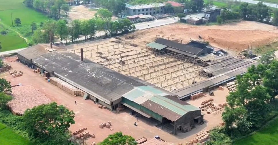 Doanh nghiệp tháo dỡ nhà máy gạch để di dời ra khỏi khu đất hết hạn cho thuê. Ảnh: Phóng viên