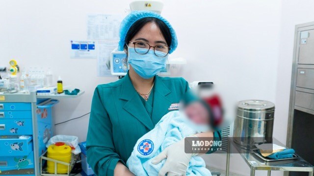 Ho Chi Minh City Social Insurance guides a series of new regulations on maternity and sickness benefits from 1. 7. Photo: Nguyen Ly