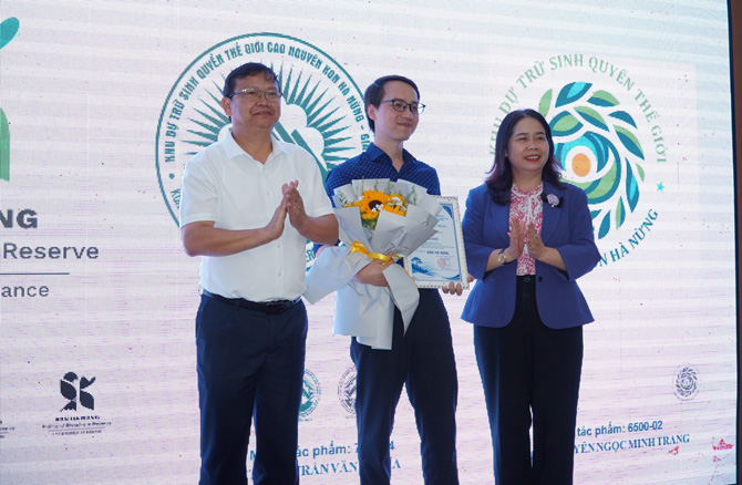 The Organizing Committee awarded prizes to the authors of the Logo and Slogan Design Contest on the Kon Ha Nung Plateau World Biosphere Reserve. Photo: Thanh Tuan