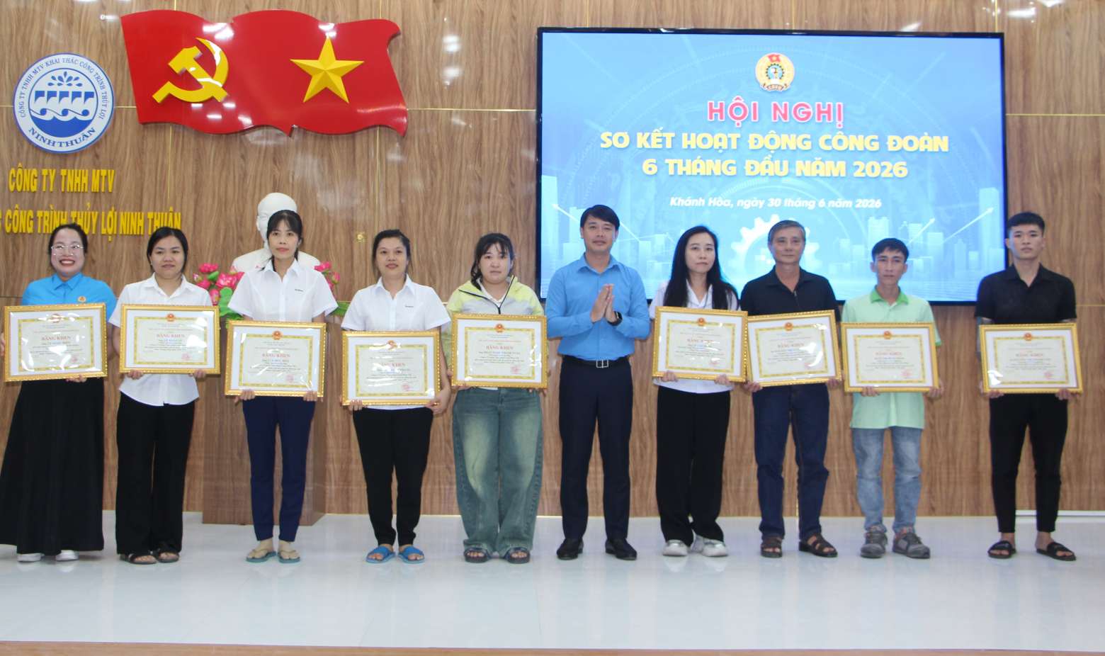 Mr. Bui Hoai Nam - Chairman of the Khanh Hoa Provincial Labor Federation awarded certificates of merit to collectives and individuals with outstanding achievements in labor production on the occasion of Workers' Month 2026. Photo: Phuong Linh