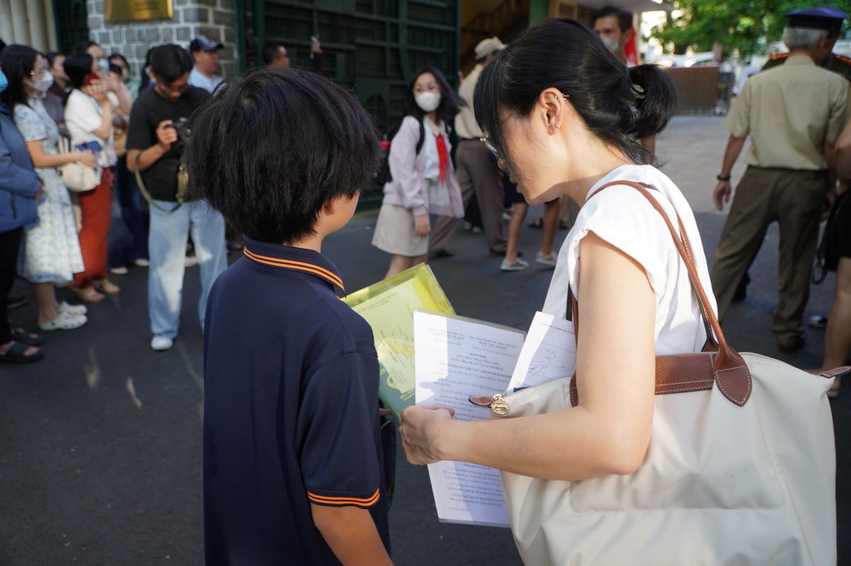 Ho Chi Minh City parents accompany their children in the 6th grade survey