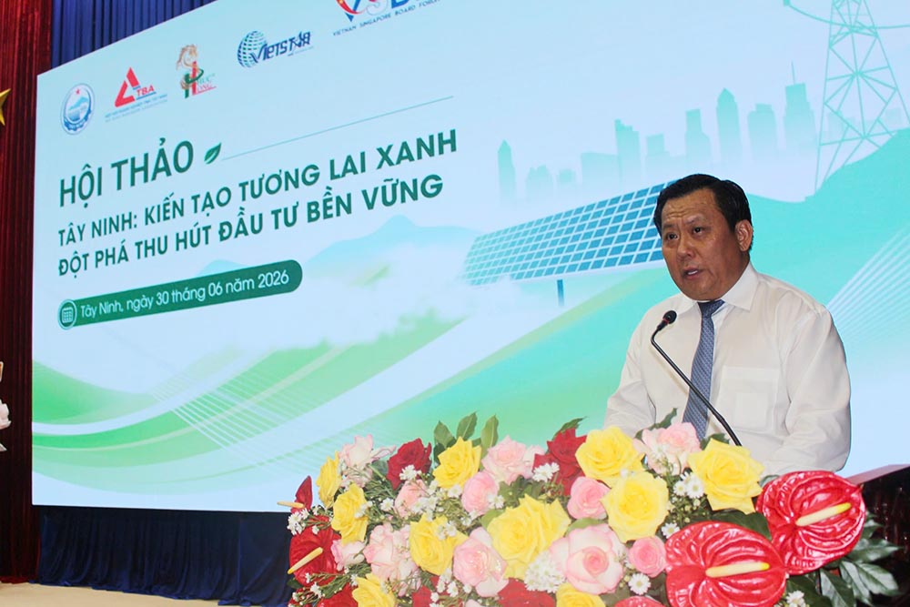 Leaders of Tay Ninh province share directions for green growth development and sustainable investment at the conference. Photo: Tran Trung
