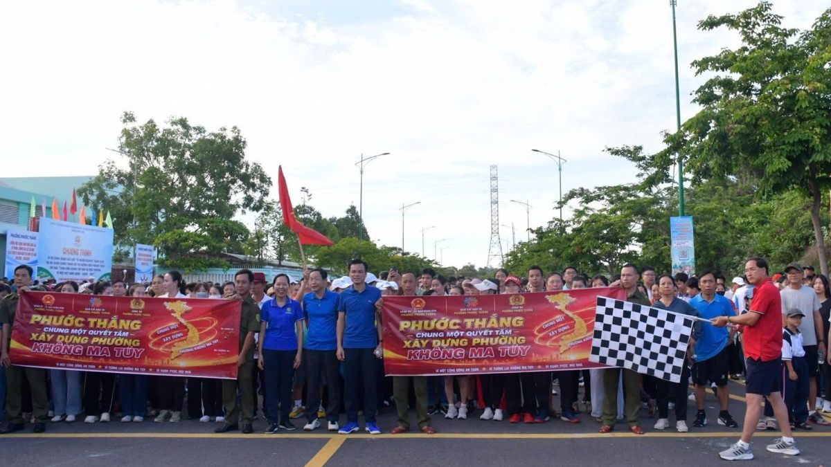 The "For the Poor" fundraising walk in Phuoc Thang ward was widely organized and supported by people. Photo: Thu Trang
