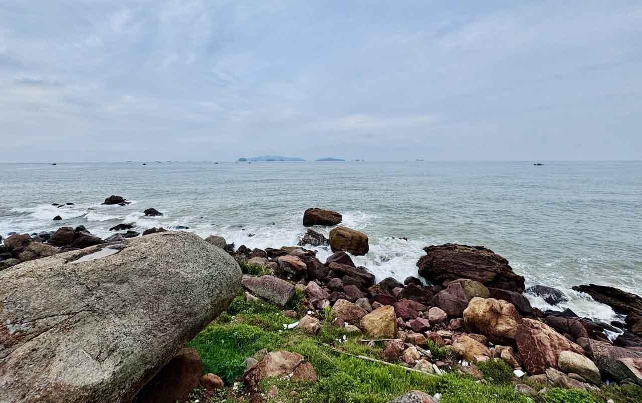 Bãi đá là tọa độ chụp ảnh được nhiều du khách yêu thích. Ảnh: Linh Boo