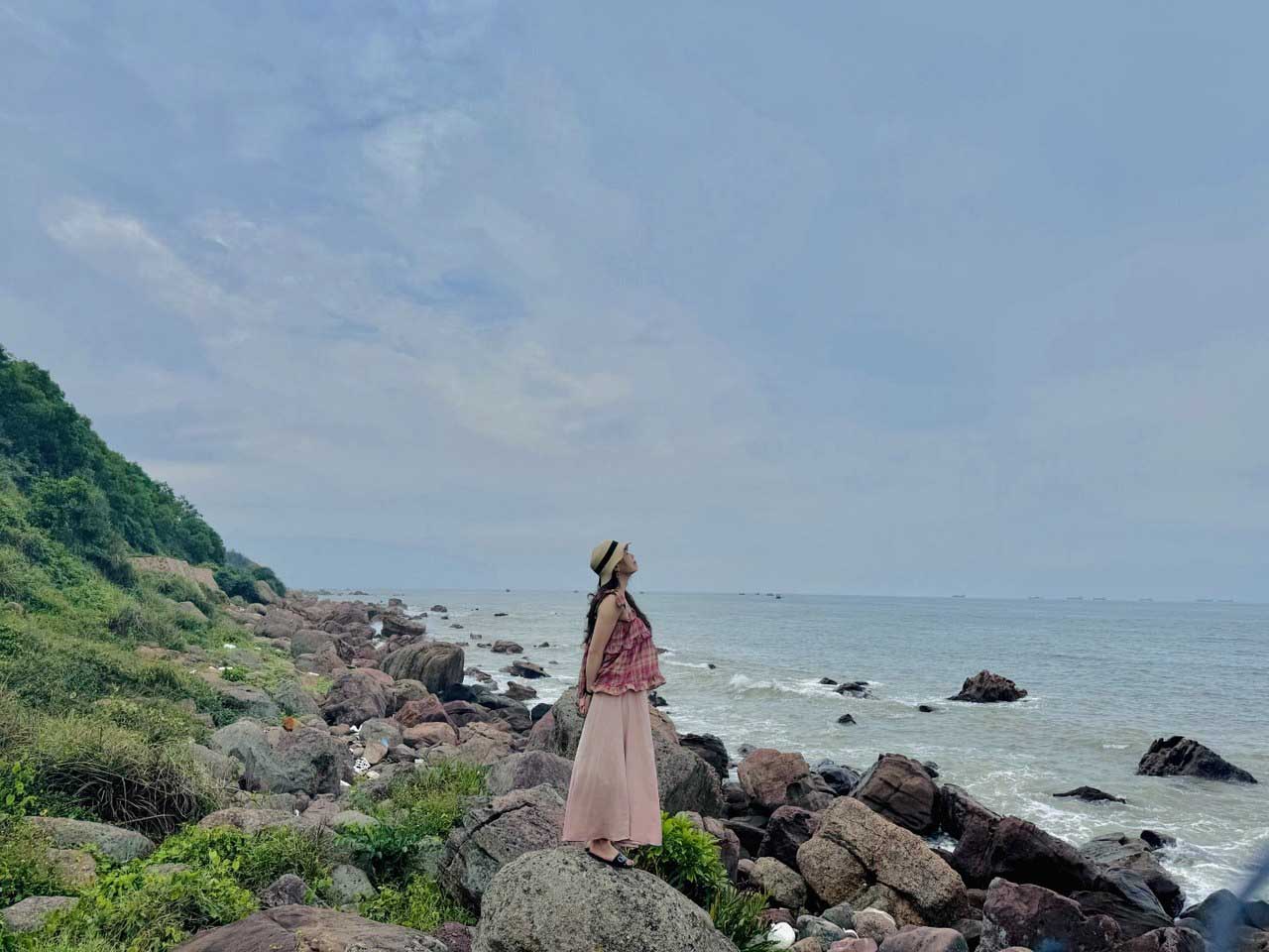 Tourists check-in on Bai Dong beach. Photo: Linh Boo