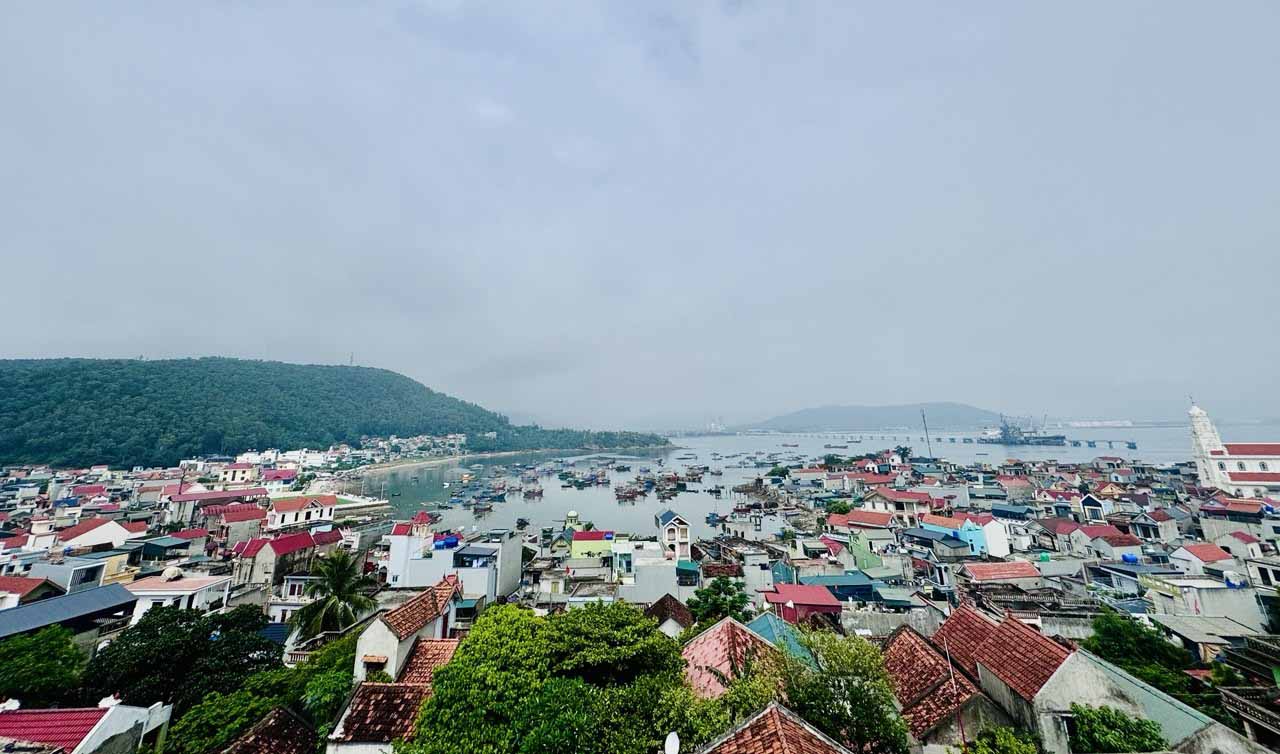 View làng chài nhìn từ ngọn hải đăng.