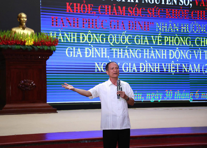 Lai Chau Provincial Labor Federation coordinates to organize a thematic talk on the occasion of Vietnam Family Day. Photo: Thanh Binh