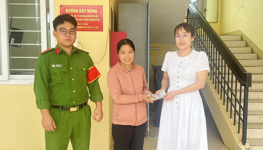 Ms. Suong (right cover of the photo) returns the picked up money to Ms. Duyen. Photo: Lia Commune Police