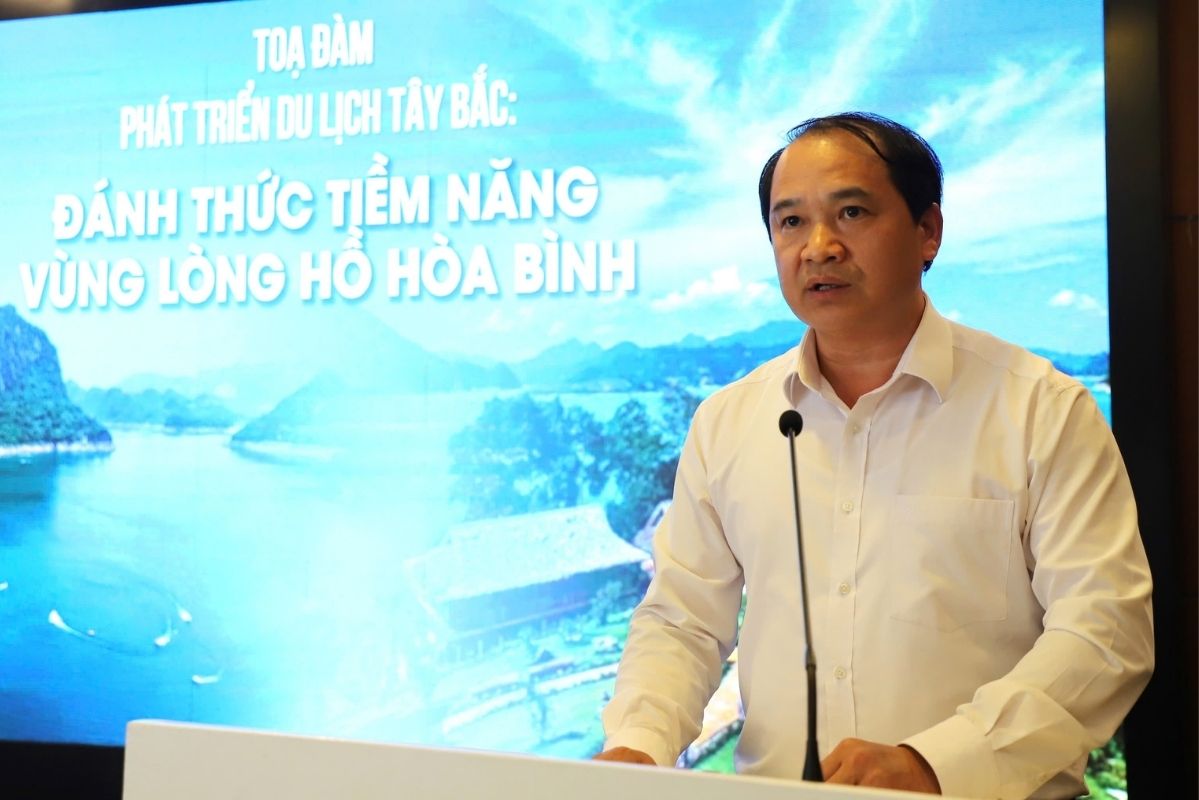 M. Bùi Xuân Trường - Directeur adjoint du Département de la culture, des sports et du tourisme de la province de Phú Thọ reconnaît que la région du lac Hòa Bình a beaucoup de potentiel mais que son développement n'est pas encore proportionnel. Photo: Hiếu Anh