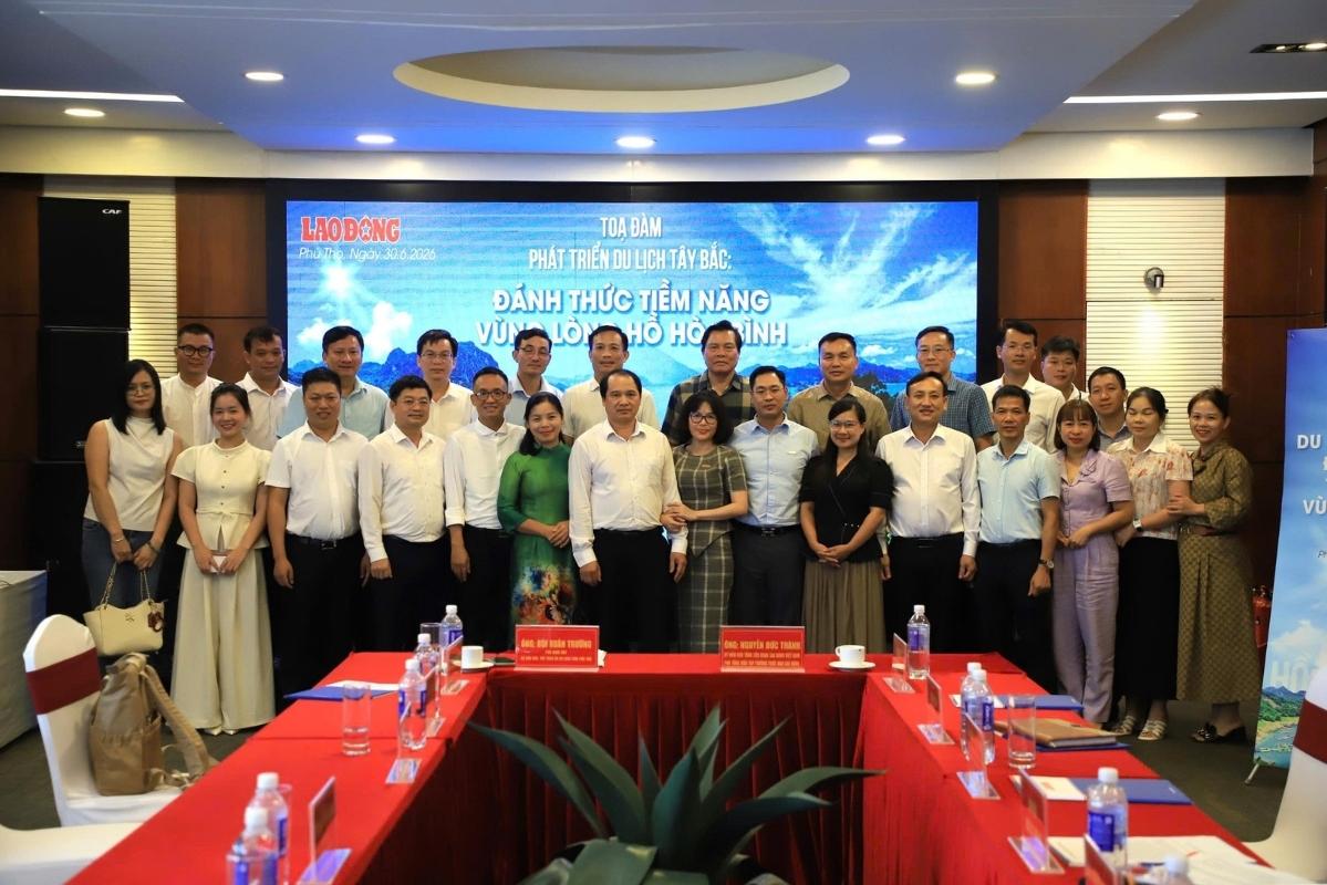 Các đại biểu chụp ảnh lưu niệm tại tọa đàm. Ảnh: Tuấn Anh 