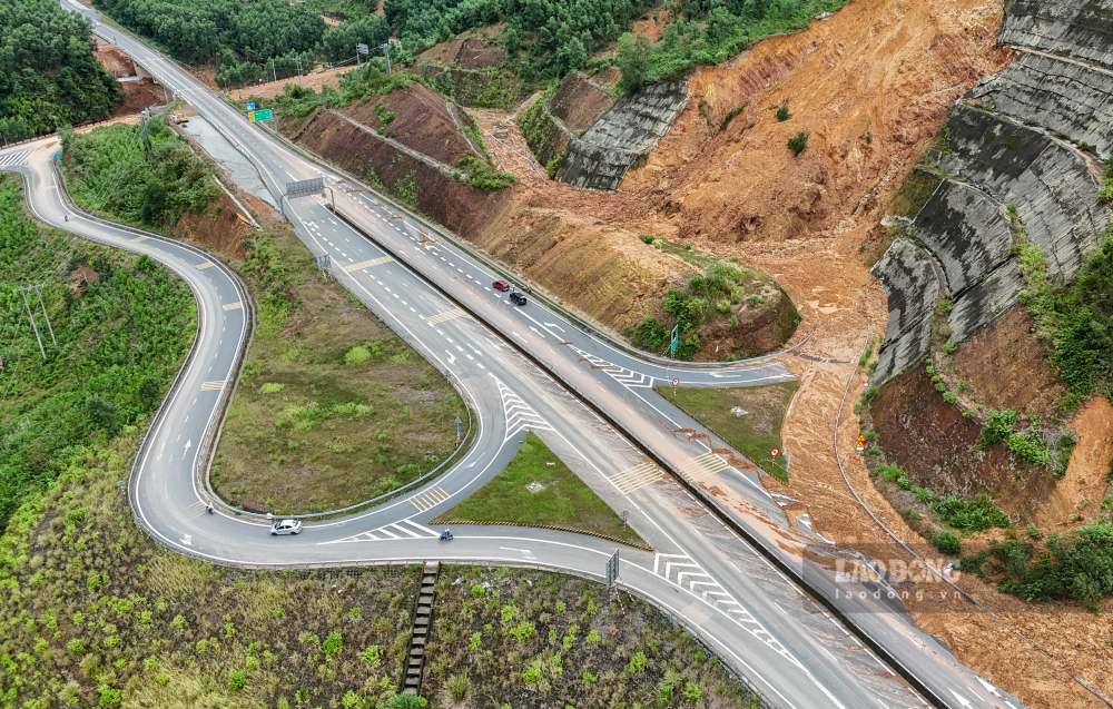 One of the serious landslide points on the La Son - Hoa Lien expressway. Photo: Nguyen Luan