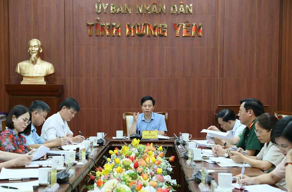 Lãnh đạo tỉnh và các đại biểu dự họp bàn về kế hoạch tổ chức Festival Hoa Hưng Yên lần đầu tiên. Ảnh: Tất Đạt