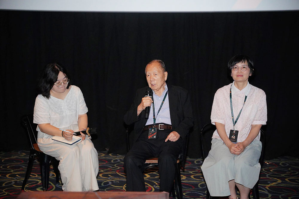 Founder of Busan International Film Festival (BIFF) - Kim Dong-ho interacts with audiences at the 4th Da Nang Asian Film Festival. Photo: BTC