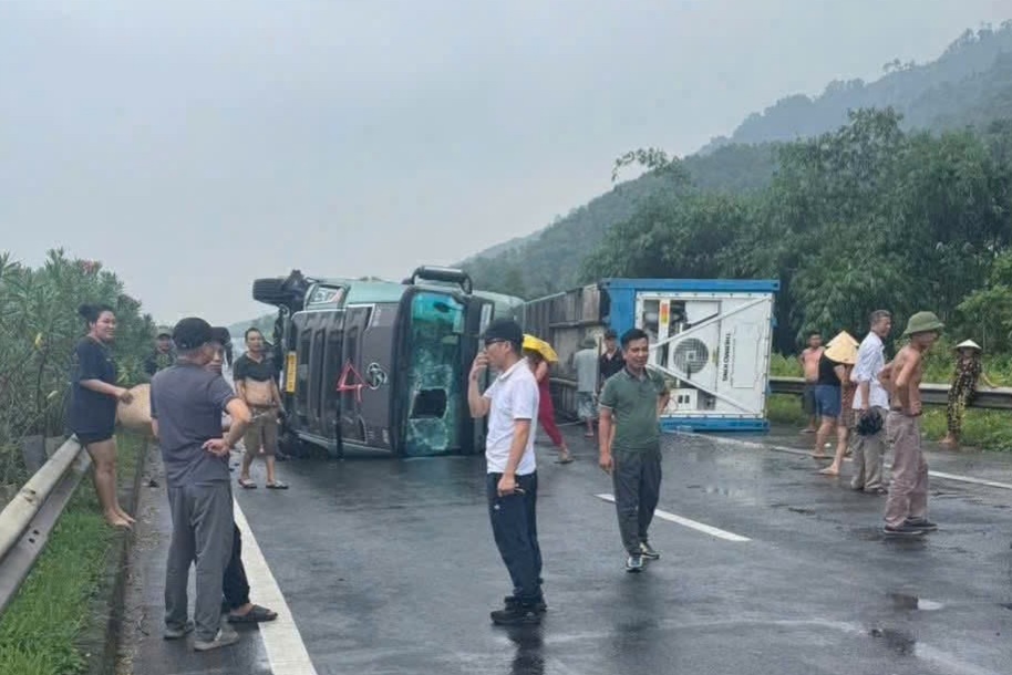 The overturned container truck blocked the Noi Bai - Lao Cai expressway. Photo: Traffic Police Department