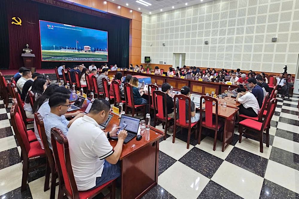 Đại biểu tham gia Hội nghị trực tuyến nghiên cứu, học tập, quán triệt và triển khai thực hiện Nghị quyết số 10-NQ/TW của Bộ Chính trị về phát triển kinh tế có vốn đầu tư nước ngoài tại điểm cầu Báo Lao Động. Ảnh: Nguyễn Huệ 