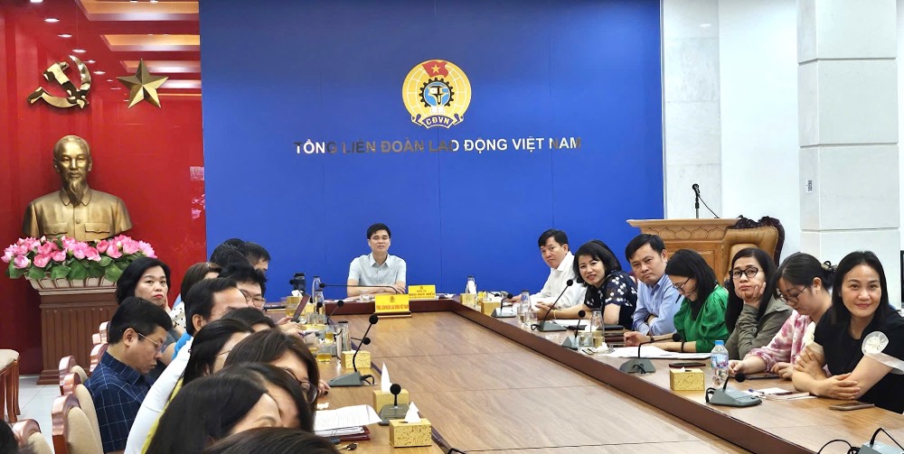 Delegates attending the online conference to study, study, thoroughly grasp and implement Resolution No. 10-NQ/TW of the Politburo on economic development with foreign investment capital at the bridge point of the headquarters of the Vietnam General Confederation of Labour. Photo: Quang Hung