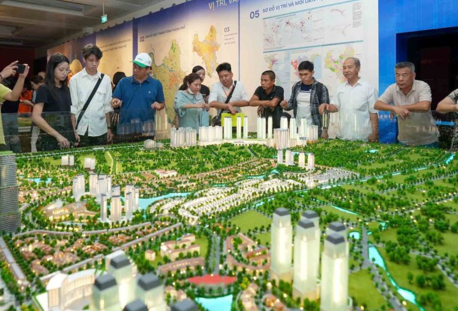 People visit the exhibition "Overall Planning of the Capital, 100-year Vision" opening at the Hanoi Museum, afternoon of June 29. Photo: Huu Chanh
