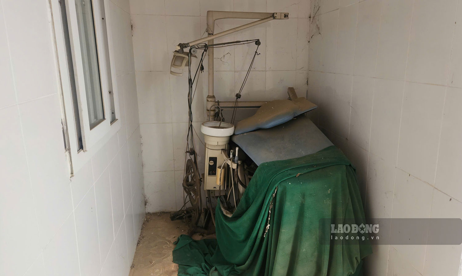 Bên trong bệnh viện, cơ sở vật chất và trang thiết bị phủ đầy bụi, hỏng hóc nặng. Ảnh: Trọng Lộc 