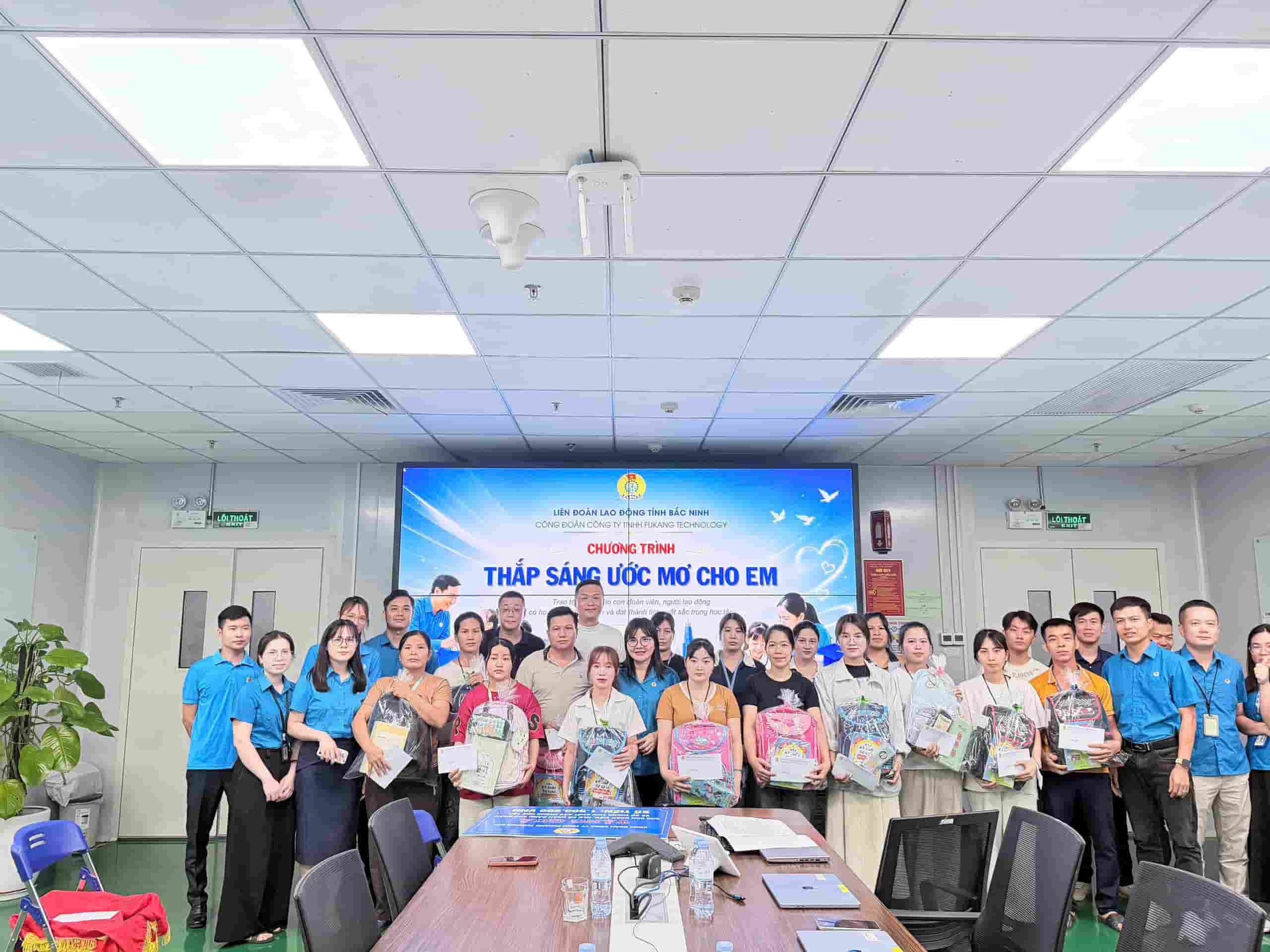The Trade Union of Fukang Technology Co., Ltd. presents gifts to children of union members and workers in difficult circumstances who achieved excellent academic achievements. Photo: Provided by the Company's Trade Union.
