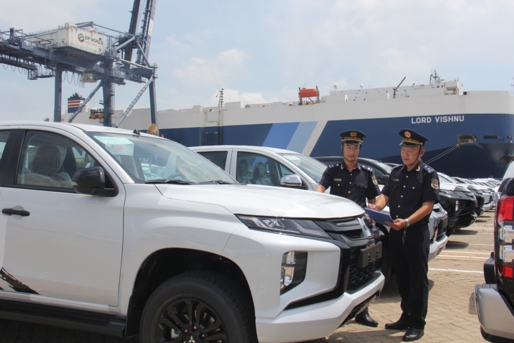 Passenger cars with fewer than 16 seats are one of the types of imported goods that must be processed for customs at the import border gate. In the photo, customs officers at Hiep Phuoc port border gate (HCMC) inspect imported cars. Photo: VGP