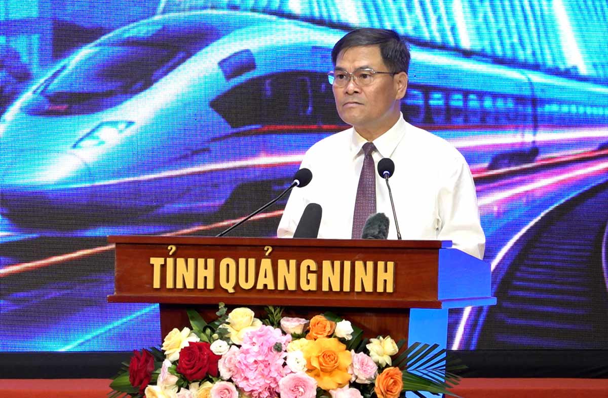 Ông Bùi Văn Khắng, Phó Bí thư Tỉnh ủy, Chủ tịch UBND tỉnh Quảng Ninh, phát biểu tại hội nghị. Ảnh: Đoàn Hưng